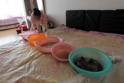 大兴楼上漏水，住户失联，小区没物管，业主维权难！律师来支招……